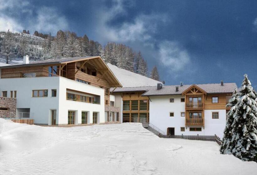Отель La Fradora   Dolomites