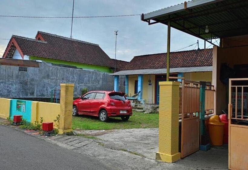 בית מלון כפרי Spot On 93712 Vanda Family