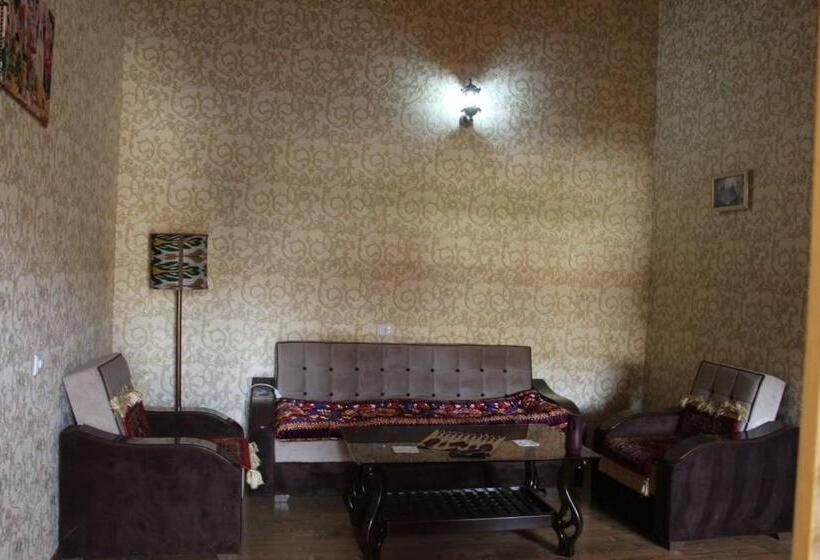 פנסיון Ulli Hovli