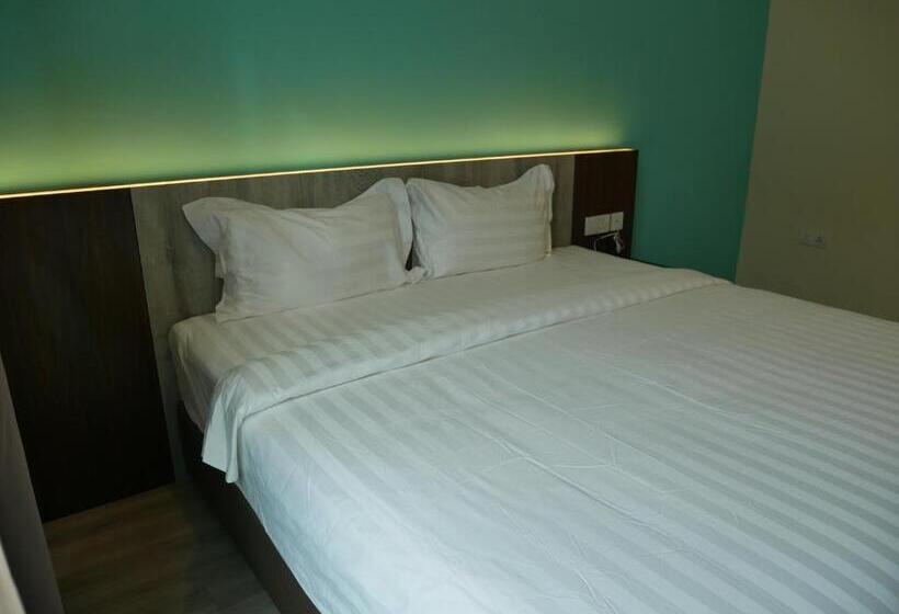 هتل Pantai Regal City