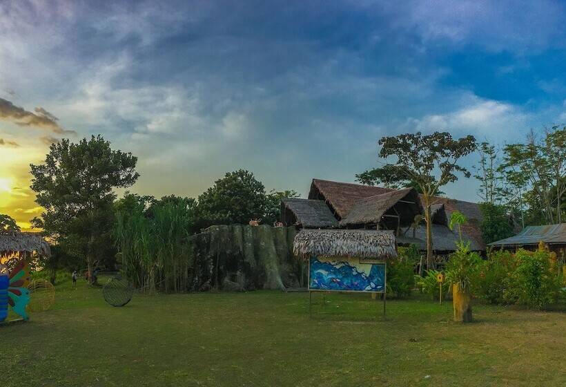 هتل On Vacation Amazon