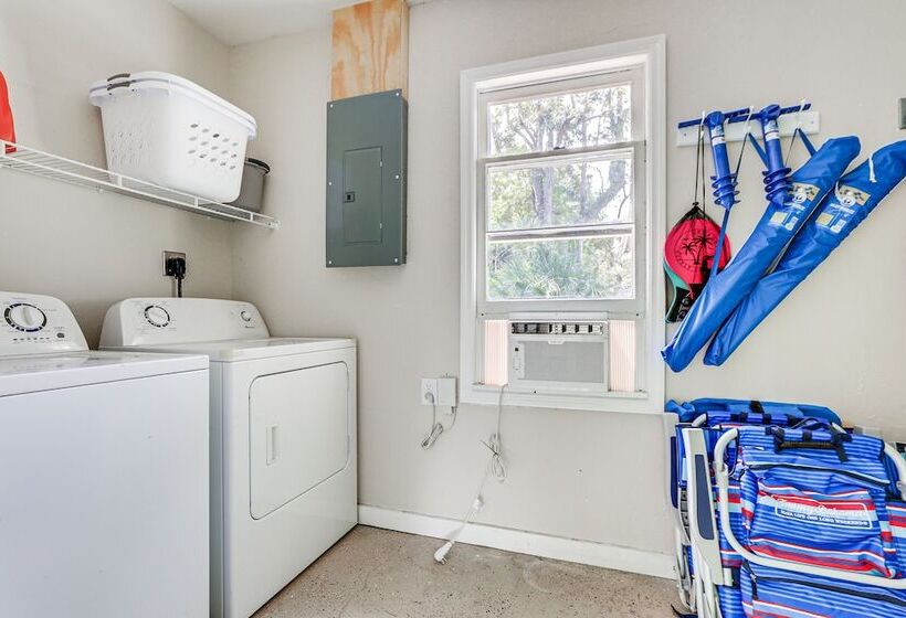 Idyllic Sarasota Home W/ Yard: 2 Mi To Beach!