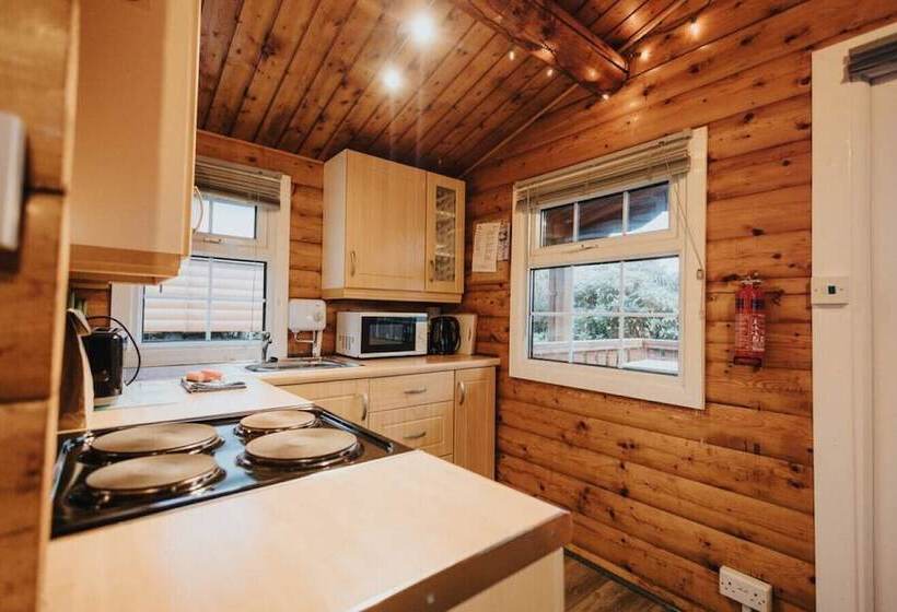 Rustic & Cozy 2 Bed Log Cabin Retreat