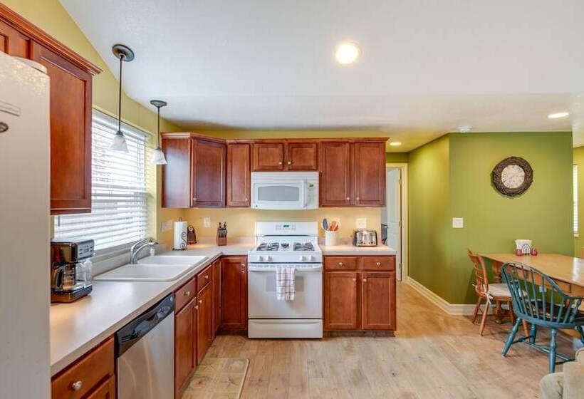 Angola Getaway: Walk To Lake Erie Beach Park!