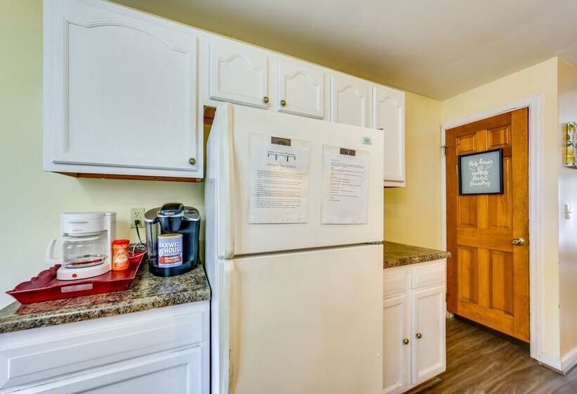 Cozy East Pittsburgh Home   7 Mi To Frick Park!