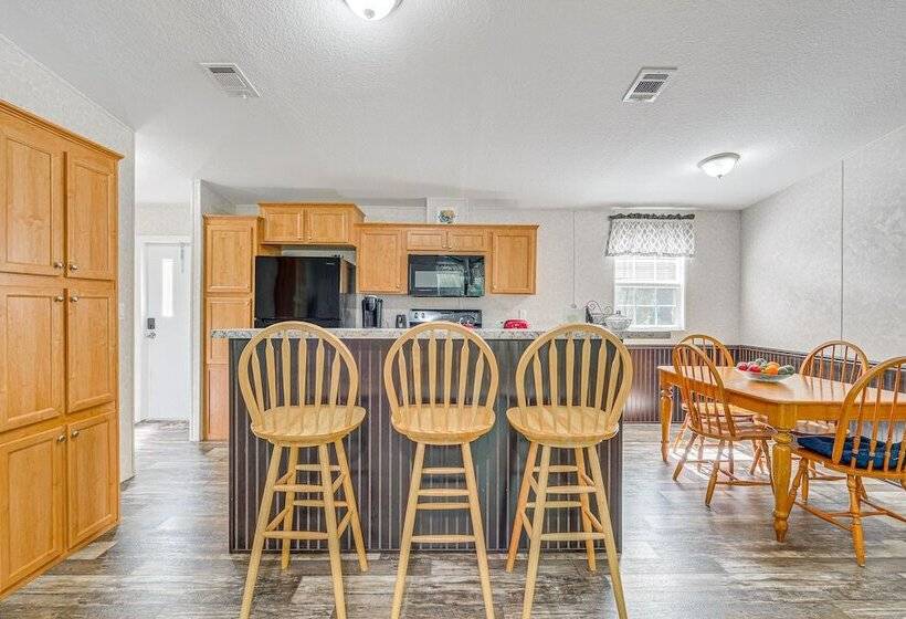 7 Mi To Crystal River: Home W/ Yard & Fire Pit!