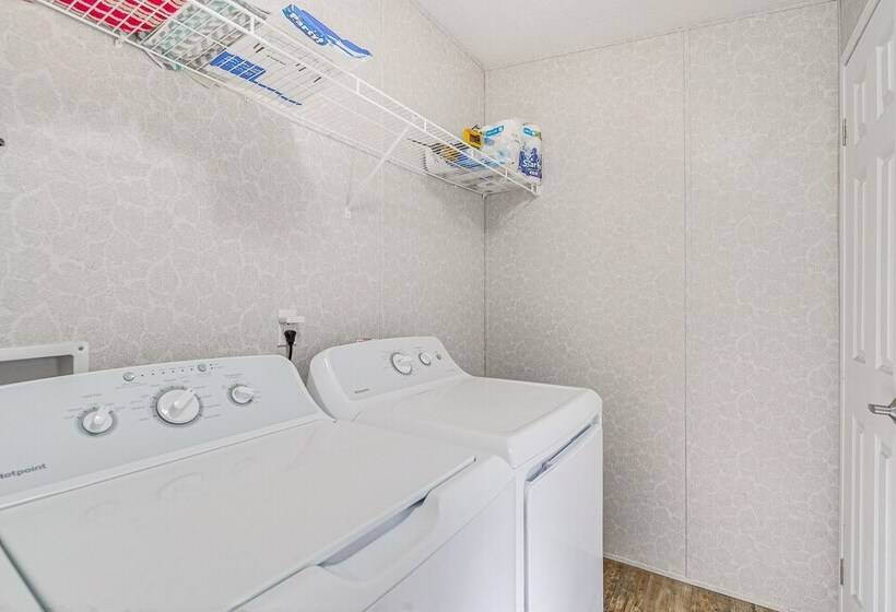 7 Mi To Crystal River: Home W/ Yard & Fire Pit!