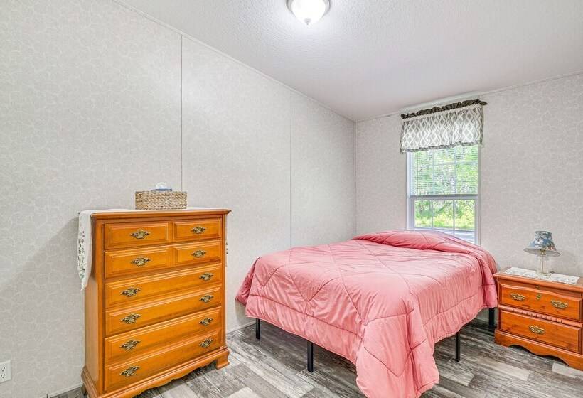 7 Mi To Crystal River: Home W/ Yard & Fire Pit!