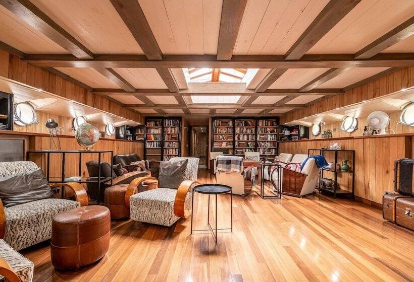 هتل Luxury Canary Wharf House Boat