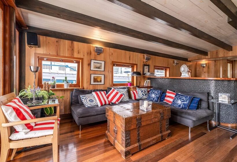 هتل Luxury Canary Wharf House Boat