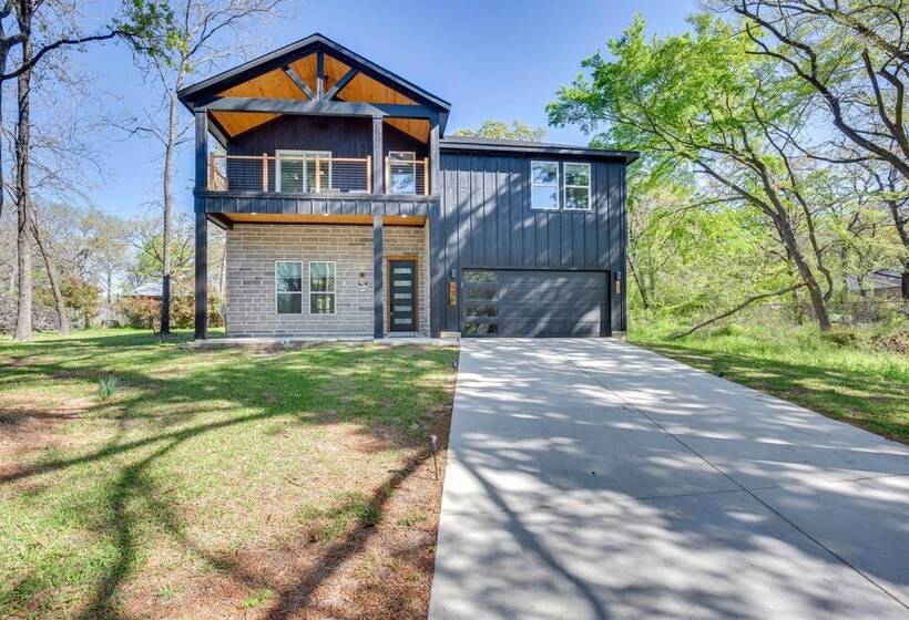 Fire Pit + Grill: Lakeside Gun Barrel City Home!