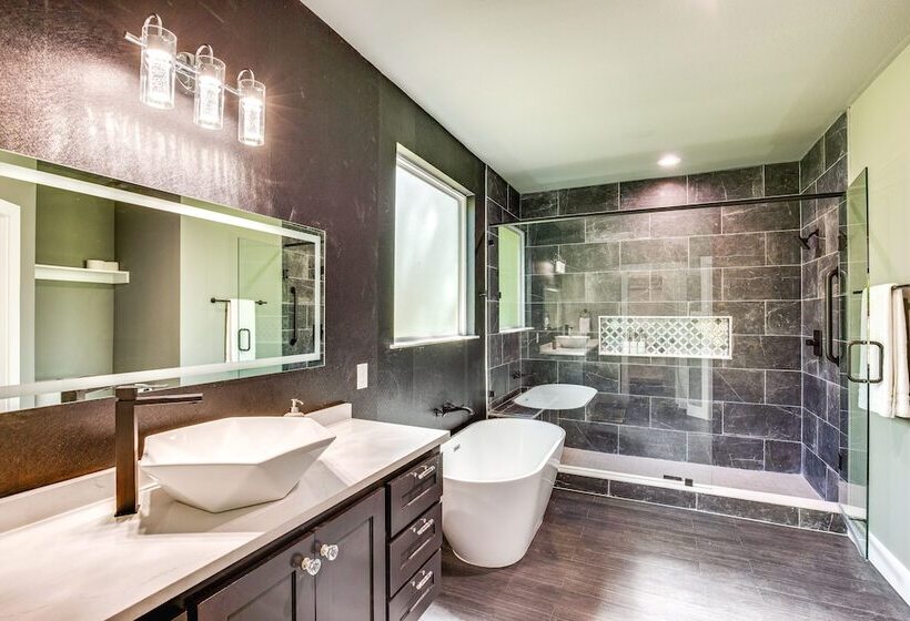 Fire Pit + Grill: Lakeside Gun Barrel City Home!