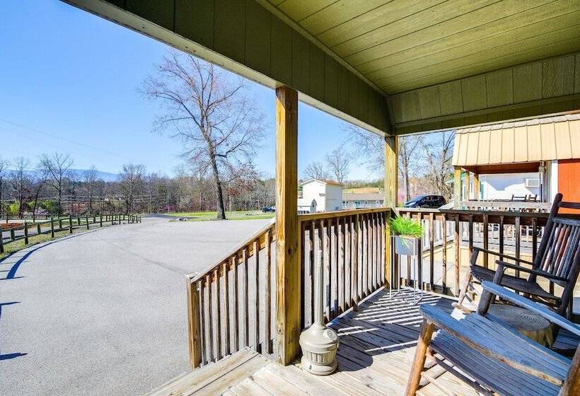 Charming Cabin Near Great Smoky Mountains!