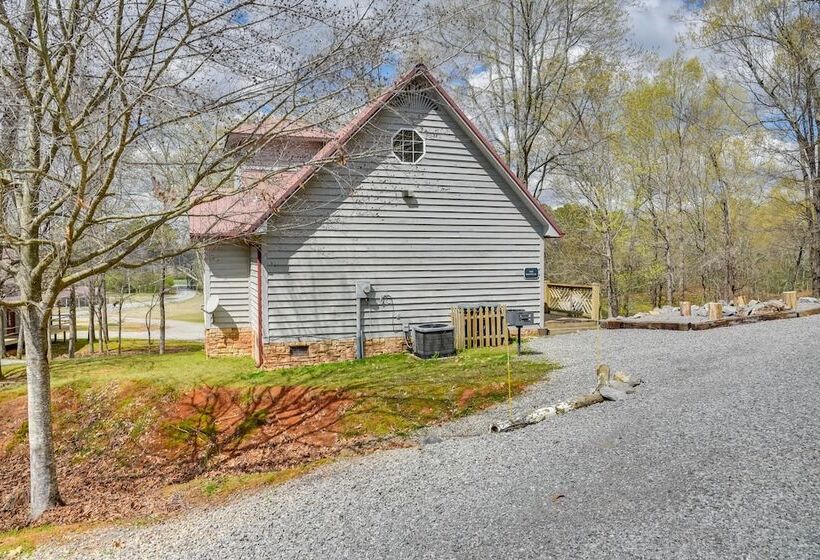 Peaceful Guntersville Cabin: Fire Pit, Near Lake!