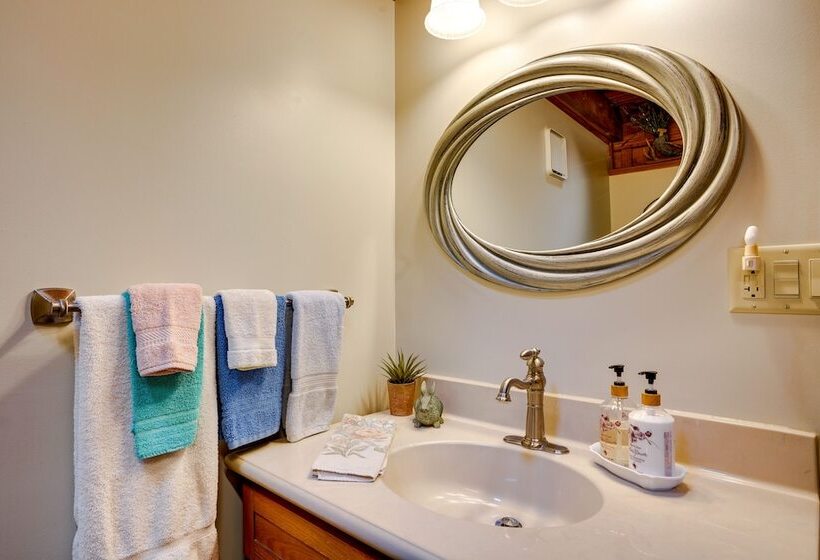 Peaceful Luray Cabin W/ Hot Tub, Deck & Fire Pit!