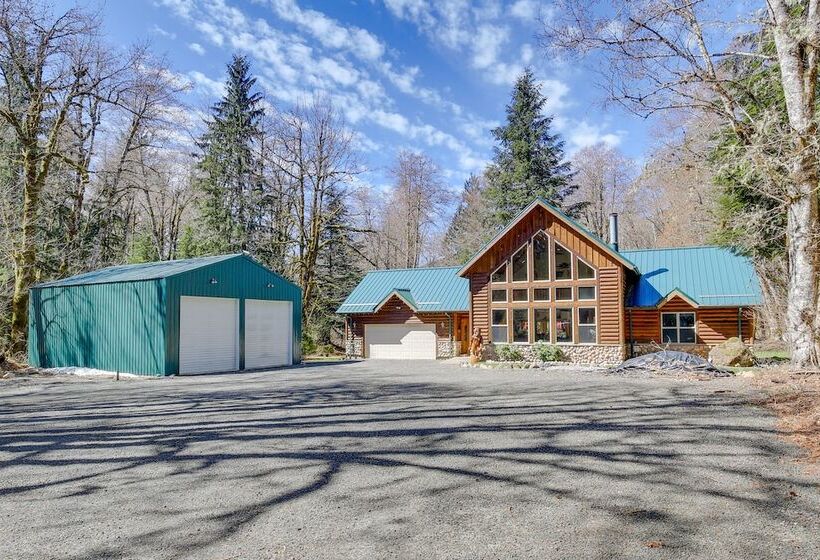 Peaceful Rhododendron Cabin W/ Fire Pit & Hot Tub!