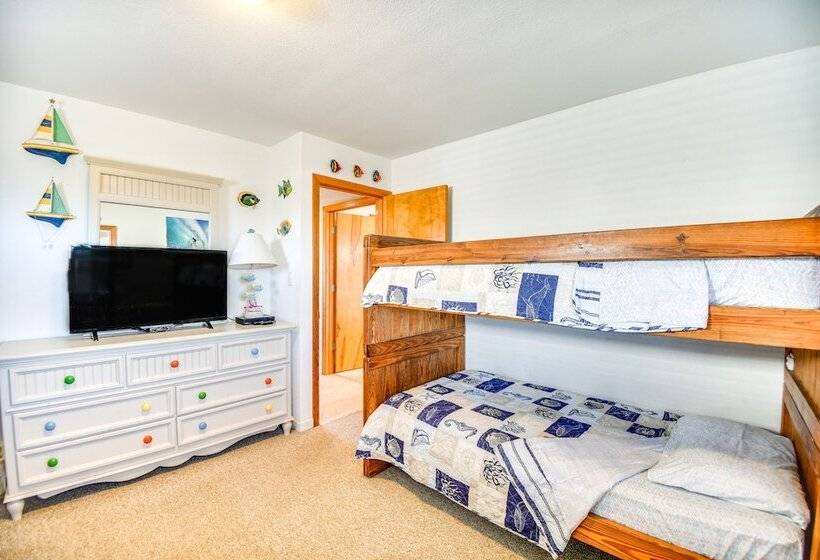 Pet Friendly Outer Banks Home   1 Block To Beach!