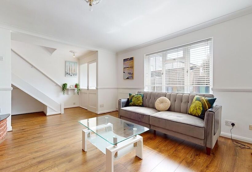 اقامتگاه Entire 3 Bed Home In Basildon Sleeps Up To 6