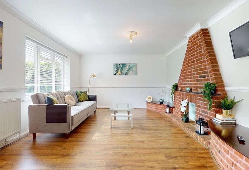 اقامتگاه Entire 3 Bed Home In Basildon Sleeps Up To 6