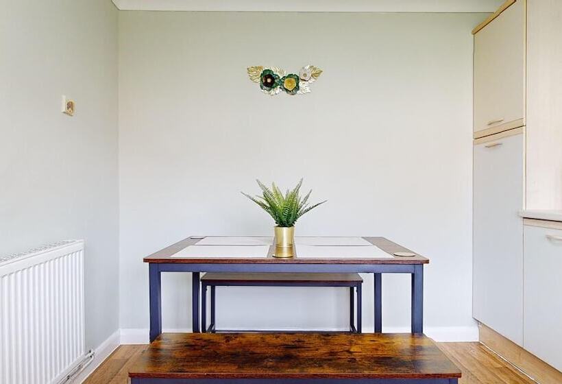 اقامتگاه Entire 3 Bed Home In Basildon Sleeps Up To 6