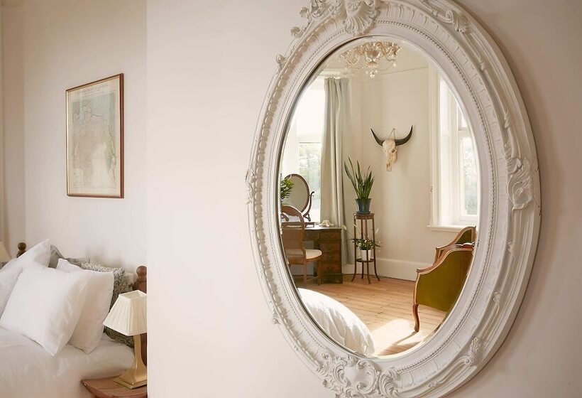住所  Captivating 6 Bed Manor House In Totland Bay