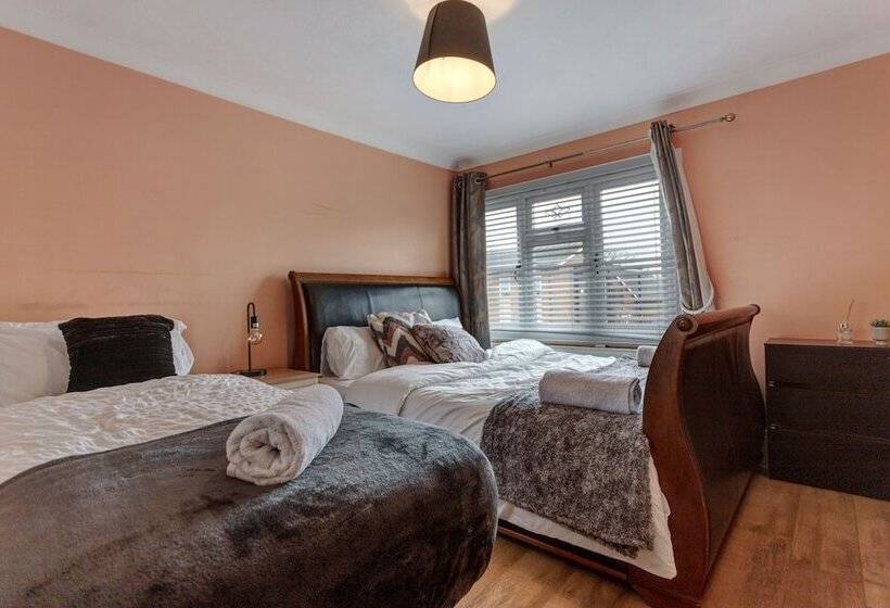 اقامتگاه Impeccable 3 Bed House In Basildon