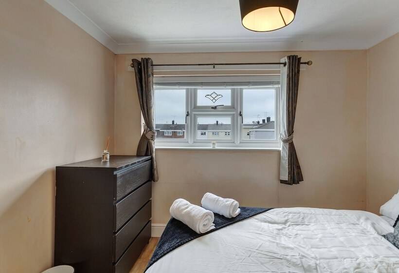 اقامتگاه Impeccable 3 Bed House In Basildon