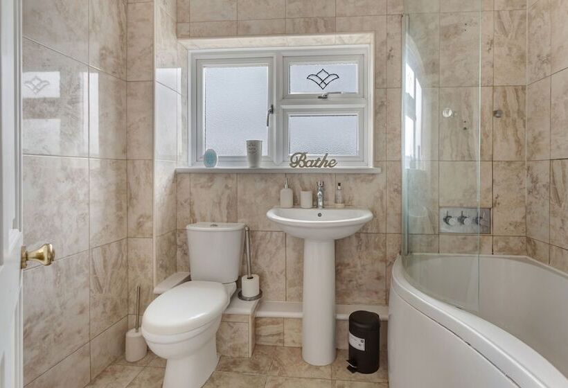 اقامتگاه Impeccable 3 Bed House In Basildon