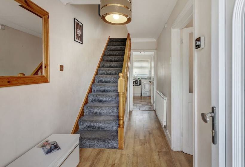 اقامتگاه Impeccable 3 Bed House In Basildon