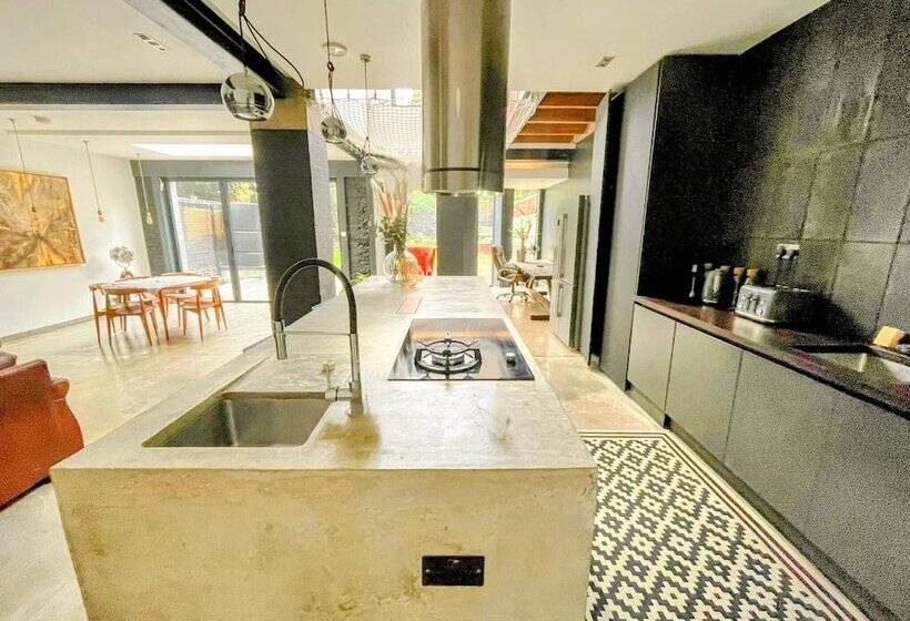 Резиденция Remarkable 7 Bed House In London