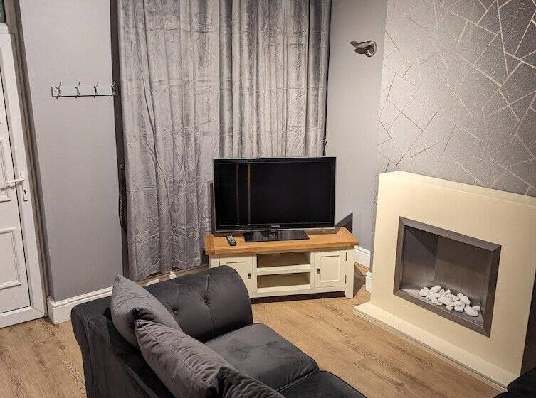 レジデンス 2 Bed House   Garden & Excellent Wifi