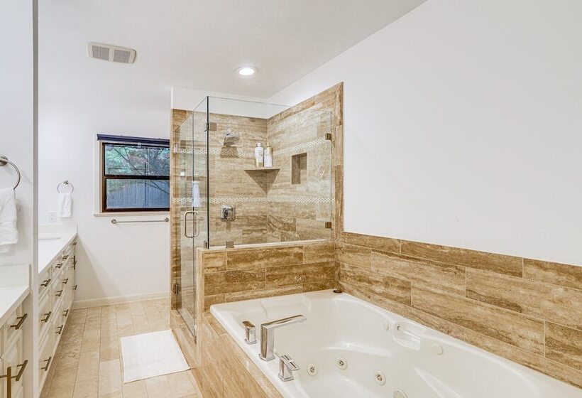 Spacious Houston Home W/ Pool   Near The Galleria!