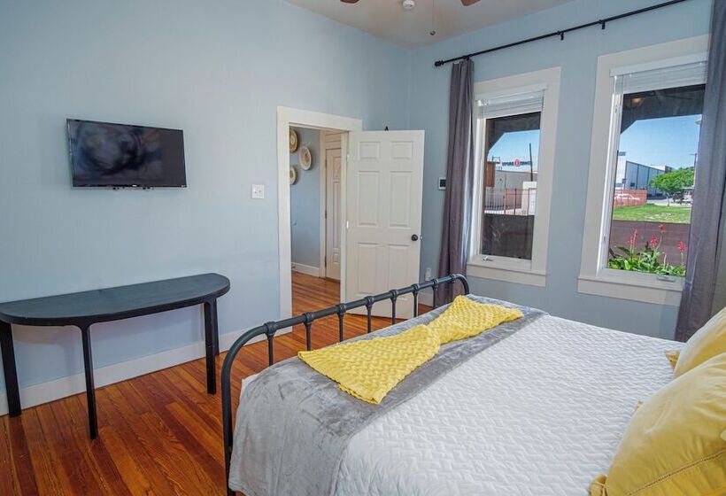 Stunning 3br/2ba Haven In Downtown S Heart