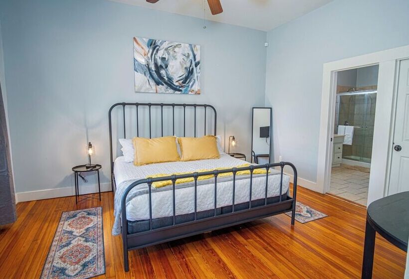 Stunning 3br/2ba Haven In Downtown S Heart