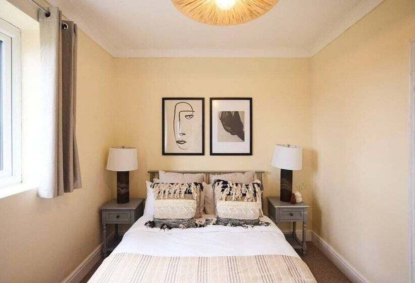 The Enfield Place   Elegant 4bdr House With Garden
