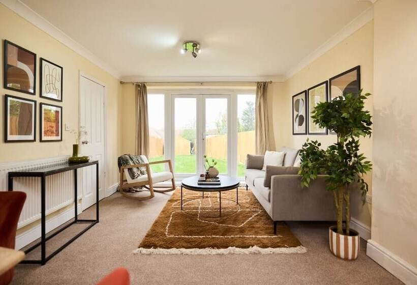 The Enfield Place   Elegant 4bdr House With Garden