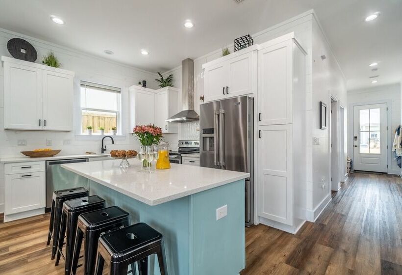 Bottlenose By Avantstay Walk To Miramar Beach