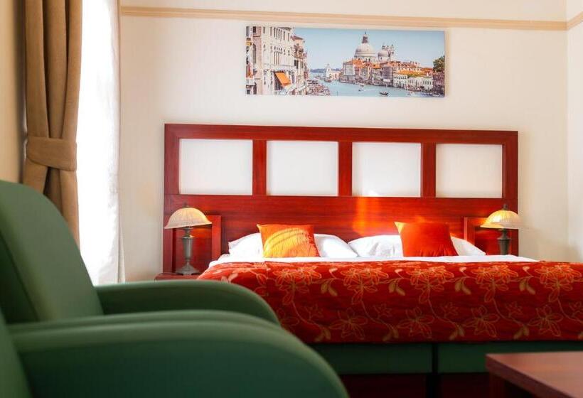 هتل Vivaldi Apartments