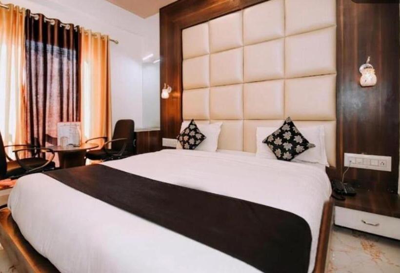 فندق Mangal Residency Rooftop Pool