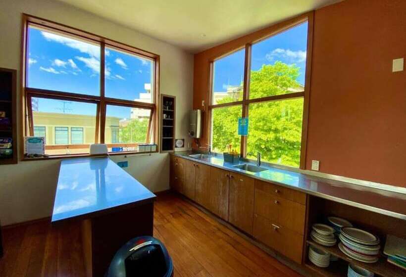 هاستل On Top Backpackers