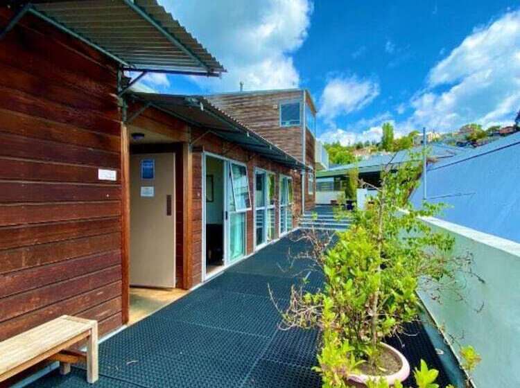 هاستل On Top Backpackers