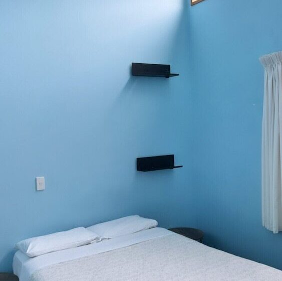 هاستل On Top Backpackers