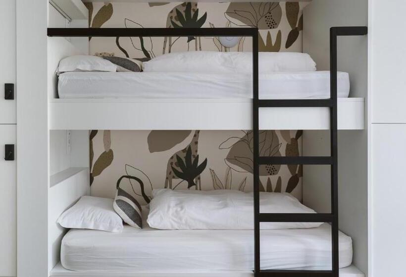 هاستل The Salty Pelican Beach Retreat