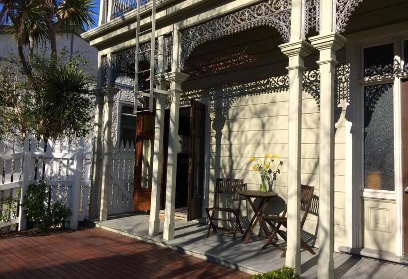 تختخواب و صبحانه Artica Art & Accommodation