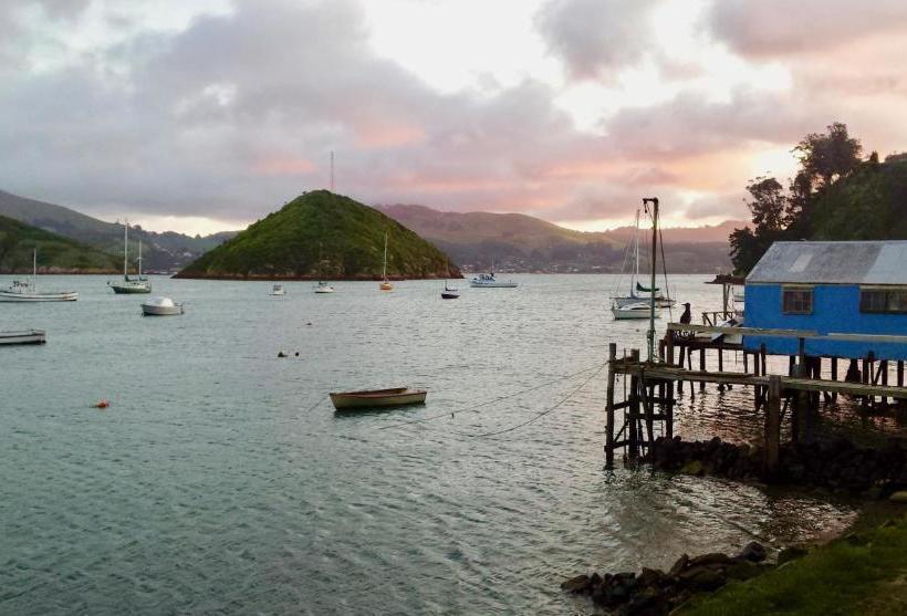 تختخواب و صبحانه Artica Art & Accommodation