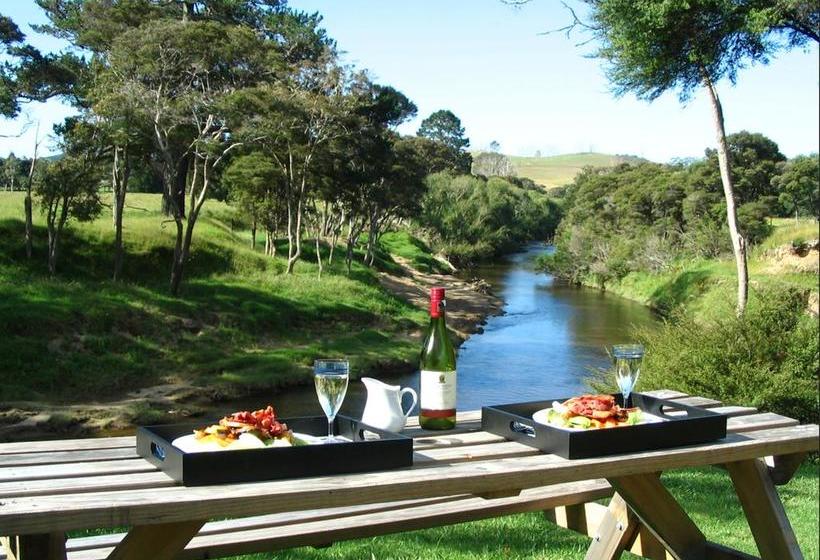 تختخواب و صبحانه Riverside Homestead