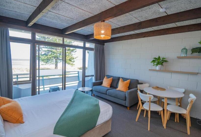 Whispering Sands Beachfront Motel