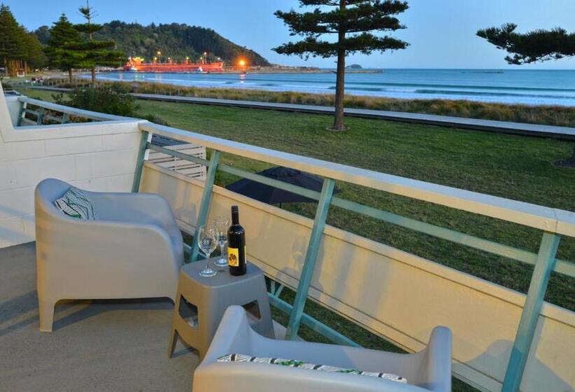 Whispering Sands Beachfront Motel