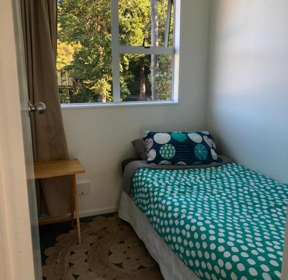 Пансион The Green Guesthouse Semi Rural Family Unit Lower Hutt