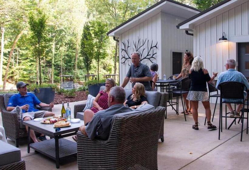 אתר נופש Oak Luxury Treehouse Near Lake Guntersville